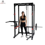 Titanium Strength Evolution Power Rack RH60 mit Kabelzug LR2 mit Trainierender am Kabelzug und Dip-Griffen, Frontansicht