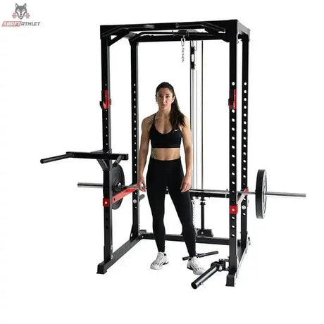 Titanium Strength Evolution Power Rack RH60 mit Kabelzug LR2 mit Trainierender am Kabelzug und Dip-Griffen, Frontansicht