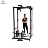 Titanium Strength Evolution Power Rack RH60 mit Kabelzug LR2 mit Trainierender im Rack und Scheiben auf der Low-Row-Aufnahme