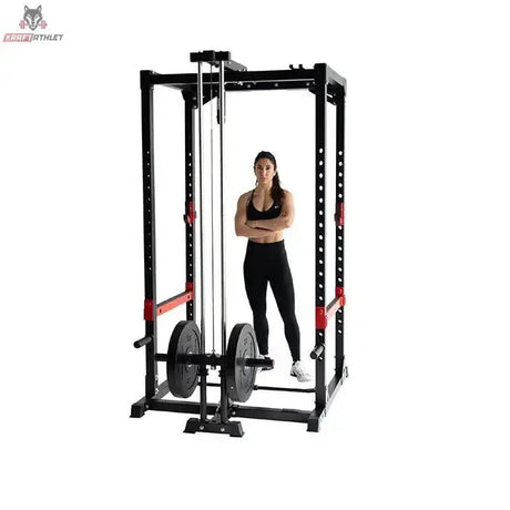 Titanium Strength Evolution Power Rack RH60 mit Kabelzug LR2 mit Trainierender im Rack und Scheiben auf der Low-Row-Aufnahme