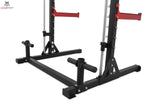 Titanium Strength Evolution Smith Machine mit Rack RM10: Detail des Bodenrahmens mit roten Ablagen an den Ständern