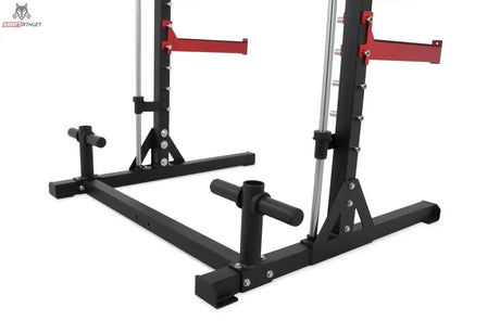 Titanium Strength Evolution Smith Machine mit Rack RM10: Detail des Bodenrahmens mit roten Ablagen an den Ständern