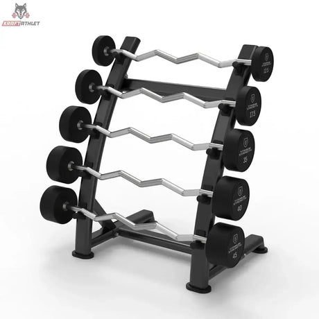 Titanium Strength EZ-Curl-Langhantel-Set 10–30 kg mit Rack in Schrägansicht von rechts mit fünf SZ-Stangen im Ständer