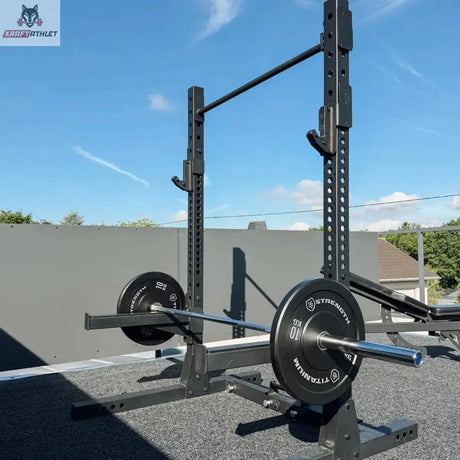 Titanium Strength Faltbares Squat Rack Professionell auf einer Dachterrasse mit beladener Langhantel