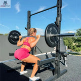 Titanium Strength Faltbares Squat Rack Professionell im Freien, Frau beim Kniebeugen mit Langhantel