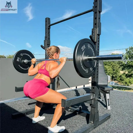 Titanium Strength Faltbares Squat Rack Professionell im Freien, Frau beim Kniebeugen mit Langhantel