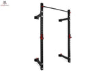 Titanium Strength Faltbares Wandrack FR360, Schrägansicht des an der Wand montierten Racks mit Klimmzugstange
