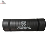 Titanium Strength FML Fitnessmatte Large zusammengerollt in der Seitenansicht, schwarz mit Logo auf der Rolle
