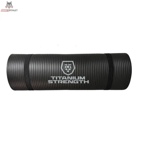 Titanium Strength FML Fitnessmatte Large zusammengerollt in der Seitenansicht, schwarz mit Logo auf der Rolle