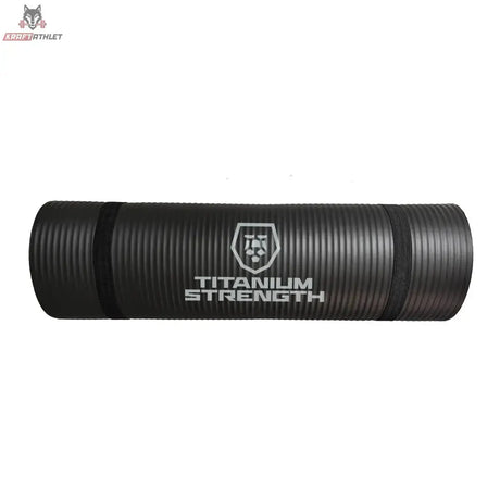 Titanium Strength FMS Fitnessmatte Small in Schwarz, aufgerollt mit Logo, Seitenansicht auf weißem Hintergrund