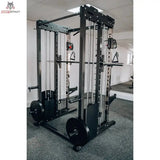 Titanium Strength FT3 Kraftstation in einem hellen Studio mit Hantelscheiben am Boden