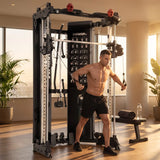 Titanium Strength FT90 Seilzugstation mit Smith-Maschine im Einsatz: Person trainiert morgens in einem hellen Hotel-Fitnessraum