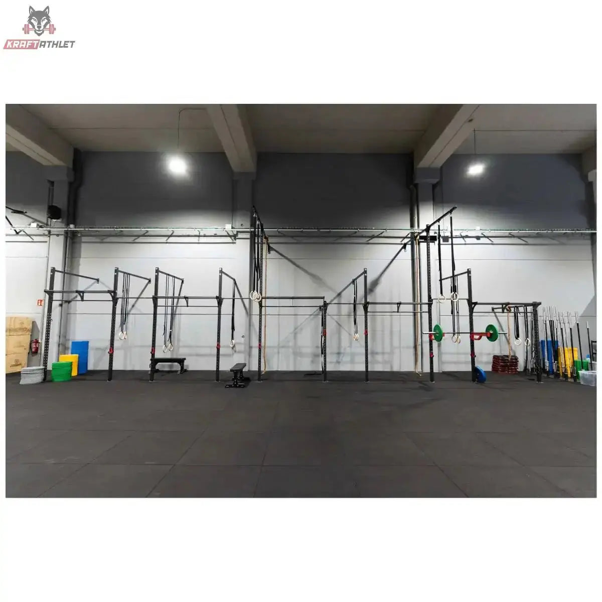 Titanium Strength Functional Wall RIG T1 als lange Wandanlage in einer großen Trainingshalle, Gesamtansicht