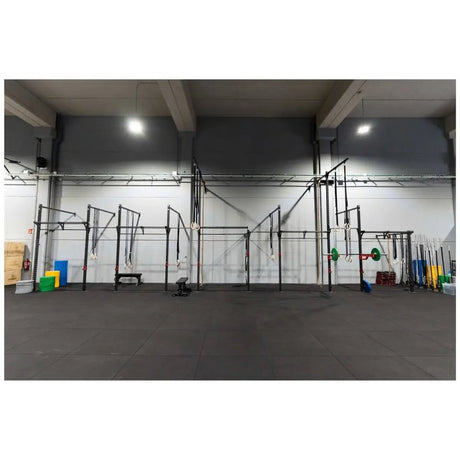 Titanium Strength Functional Wall RIG T1 als Wandanlage in leerer Halle, Blick von der Hallenmitte