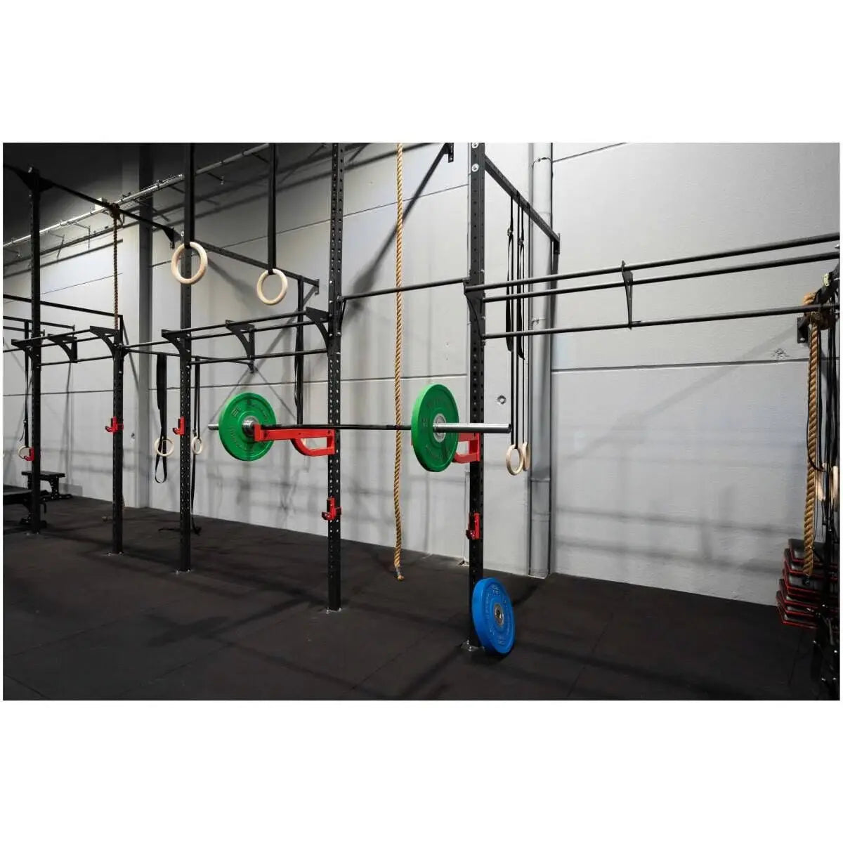 Titanium Strength Functional Wall RIG T1 in der Halle mit Ringen, beladener Langhantel und Bumper-Scheiben