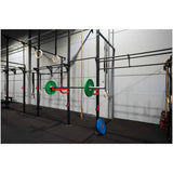 Titanium Strength Functional Wall RIG T1 in der Halle mit Ringen, beladener Langhantel und Bumper-Scheiben