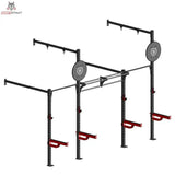 Titanium Strength Functional Wall RIG T2 in Schrägansicht mit Klimmzugstangen, Zielscheiben und roten J-Hooks