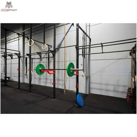 Titanium Strength Functional Wall RIG T4 in einer Halle mit Ringen, Seil und Langhantel