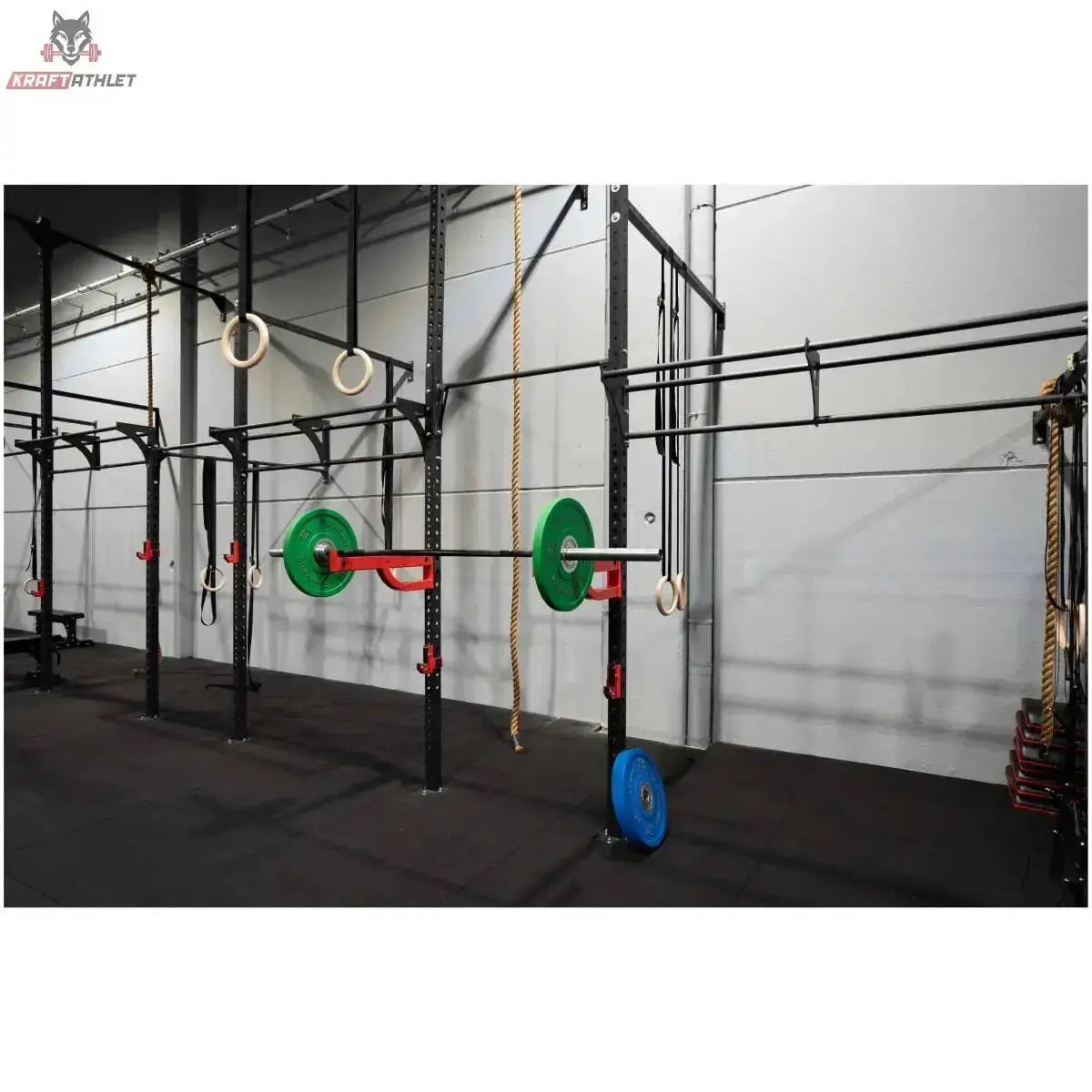 Titanium Strength Functional Wall RIG T6 an der Hallenwand mit Ringen, Seilen und Langhantel
