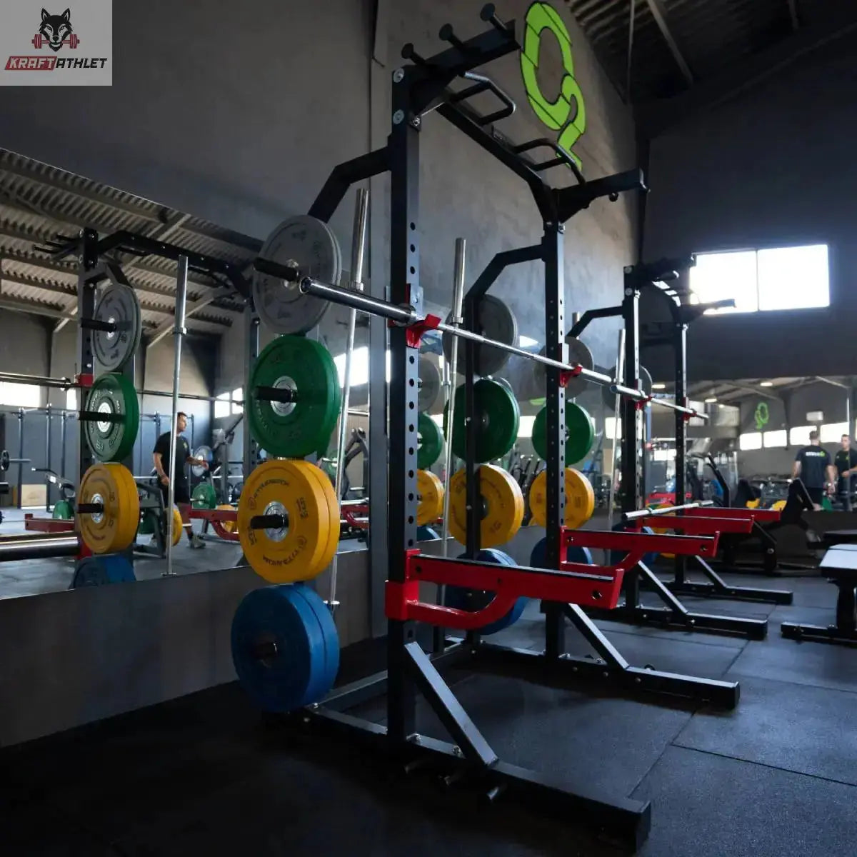 Titanium Strength Funktionelles Half Rack RF10 im Studio mit farbigen Hantelscheiben an den Scheibenhörnern