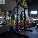 Titanium Strength Funktionelles Half Rack RF10 im Studio mit farbigen Hantelscheiben an den Scheibenhörnern