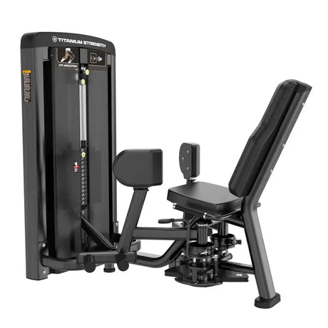 Titanium Strength Genesis Series Adduktorenmaschine in Schrägansicht von rechts mit Rückenlehne und Beinpolstern in Schwarz