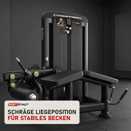 Titanium Strength Genesis Series Beinbeuger liegend in einem fertig eingerichteten Studio mit dunklen Wänden und Gummiboden