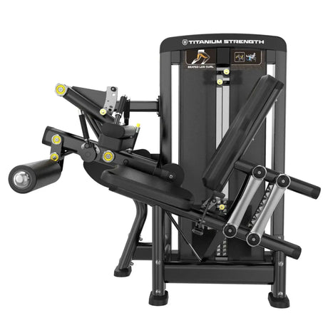 Titanium Strength Genesis Series Beinbeuger sitzend, Schrägansicht von vorn mit Beinpolstern und Gewichtsturm