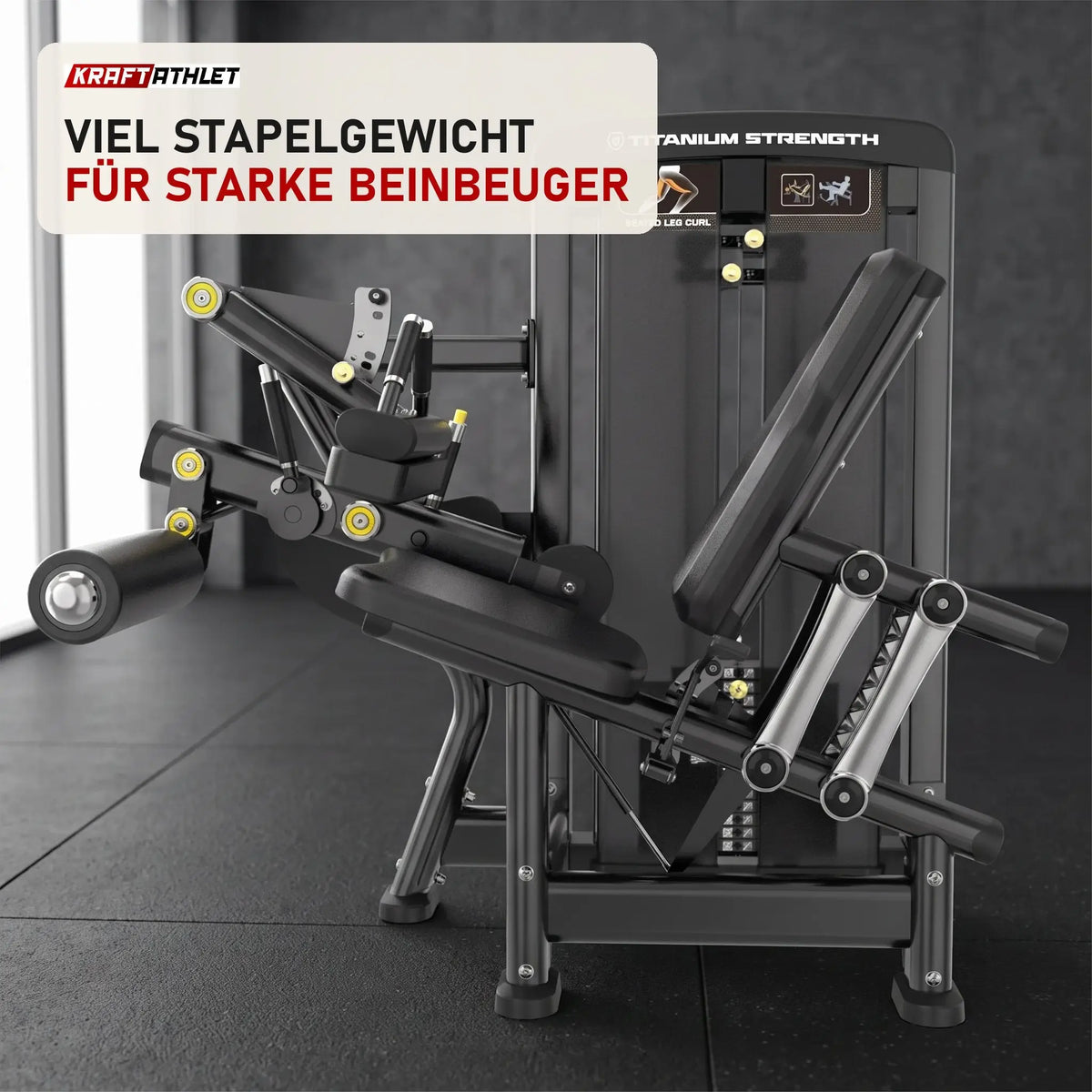 Titanium Strength Genesis Series Beinbeuger sitzend in einem fertig eingerichteten Studio mit dunklen Wänden und Gummiboden