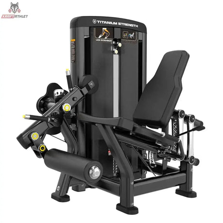 Titanium Strength Genesis Series Beinstrecker in Schrägansicht mit Sitz, Beinrolle und Gewichtsturm in Schwarz