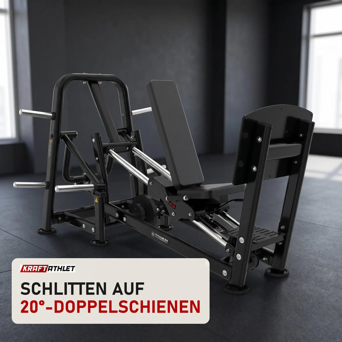 Titanium Strength Genesis Series Horizontale Beinpresse mit Scheibenbeladung in einem fertig eingerichteten Studio mit dunklen Wänden und Gummiboden