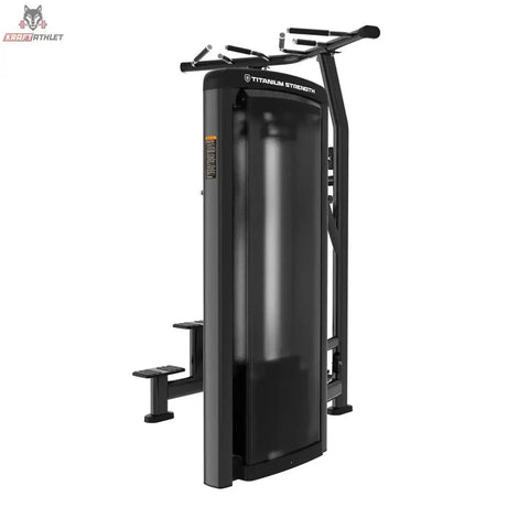 Titanium Strength Genesis Series Klimmzug-Dipsmaschine in Rückansicht schräg mit Gewichtsturm-Verkleidung und Trittstufe in Schwarz