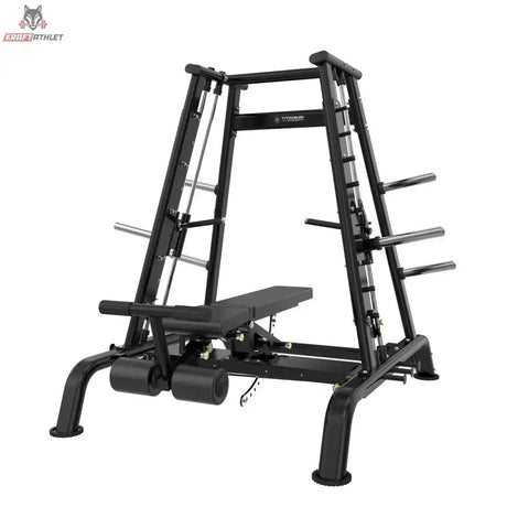 Titanium Strength Genesis Series Konvergierende Smith Multipresse – Frontansicht mit Bank vor dem A-Rahmen