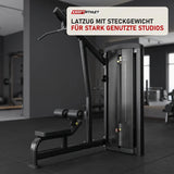 Titanium Strength Genesis Series Latzugmaschine in einem fertig eingerichteten Studio mit dunklen Wänden und Gummiboden