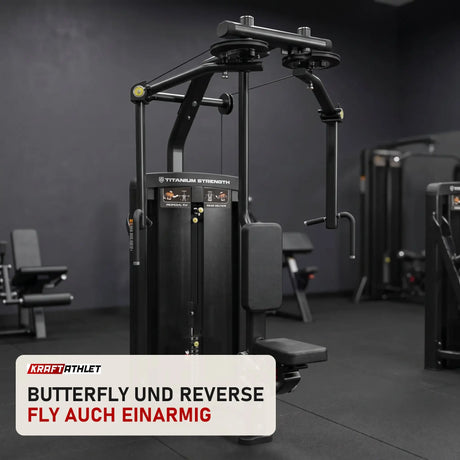 Titanium Strength Genesis Series Pec Fly & Rear Delt in einem fertig eingerichteten Studio mit dunklen Wänden und Gummiboden