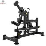 Titanium Strength Genesis Series Pendulum Glute Kickback in Schwarz, Schrägansicht von vorn mit Brustpolster und Griffen
