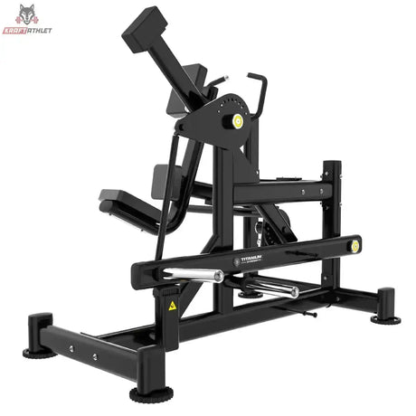 Titanium Strength Genesis Series Pendulum Glute Kickback in Schwarz, Schrägansicht von vorn mit Brustpolster und Griffen