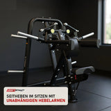 Titanium Strength Genesis Series Seitenheben in einem fertig eingerichteten Studio mit dunklen Wänden und Gummiboden