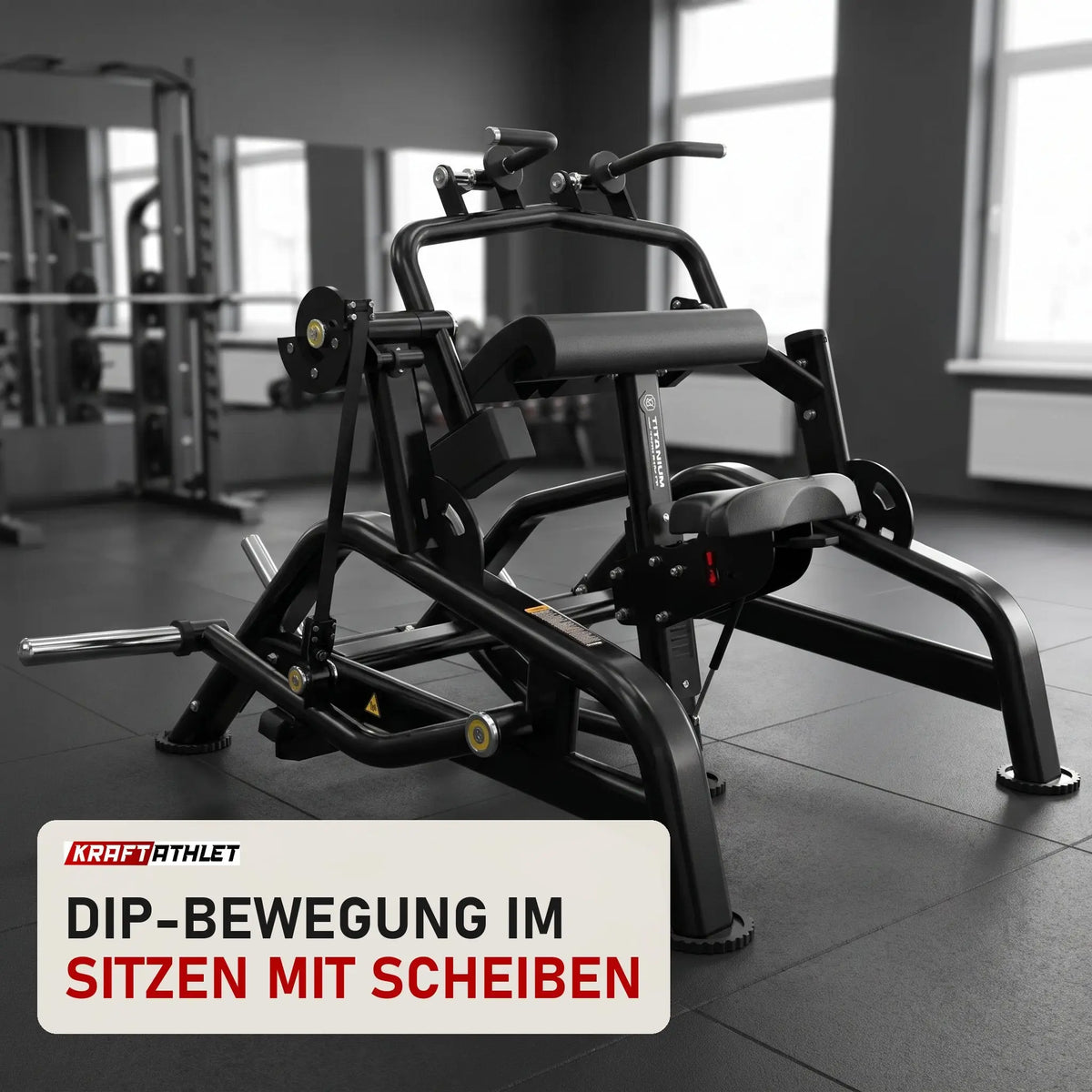 Titanium Strength Genesis Series Trizepsstreckung in einem fertig eingerichteten Studio mit dunklen Wänden und Gummiboden