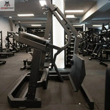 Titanium Strength Gesäßkickmaschine Elite Series im Fitnessstudio auf schwarzem Boden