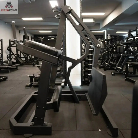 Titanium Strength Gesäßkickmaschine Elite Series im Fitnessstudio auf schwarzem Boden