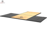 Titanium Strength Gewichtheberplattform TP60 in Schrägansicht von vorn mit Logo auf der Holzfläche