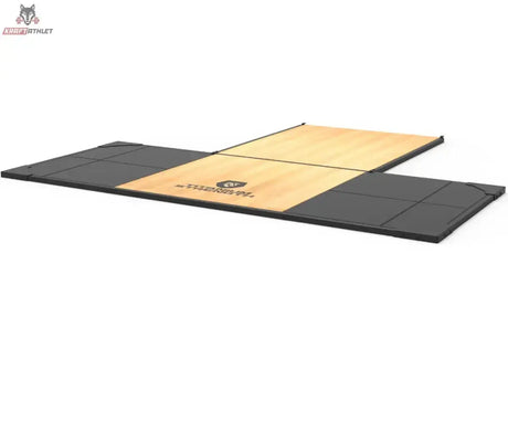 Titanium Strength Gewichtheberplattform TP60 in Schrägansicht von vorn mit Logo auf der Holzfläche