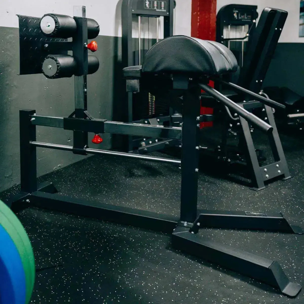 Titanium Strength Glute Ham Developer GHD GH130 im Studio auf Gummiboden, Schrägansicht auf Polster und Rahmen