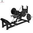 Titanium Strength Hack Squat Elite Series – Schrägansicht mit Schulterpolstern, Fußplatte und aufgelegten Hantelscheiben