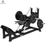 Titanium Strength Hack Squat Elite Series – Schrägansicht mit Schulterpolstern, Fußplatte und aufgelegten Hantelscheiben