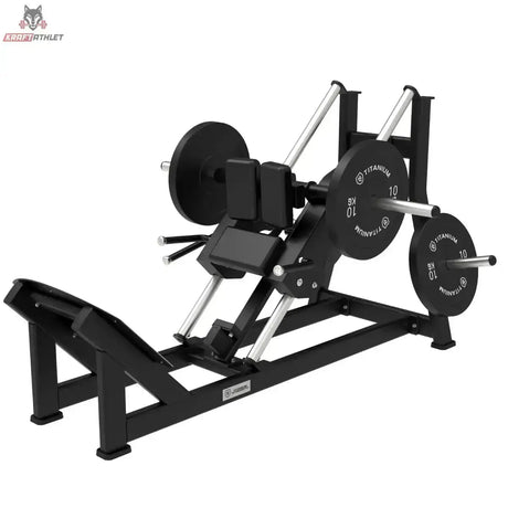 Titanium Strength Hack Squat Elite Series – Schrägansicht mit Schulterpolstern, Fußplatte und aufgelegten Hantelscheiben
