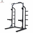 Titanium Strength Half Rack H10 in Schwarz, Schrägansicht mit Hantelablagen, Sicherheitsarmen und Scheibenhaltern
