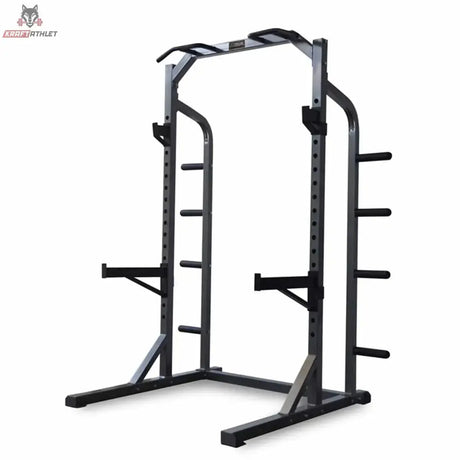 Titanium Strength Half Rack H10 in Schwarz, Schrägansicht mit Hantelablagen, Sicherheitsarmen und Scheibenhaltern