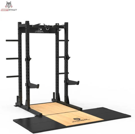 Titanium Strength Half Rack TR60 mit Liftingplattform TP60 – Schrägansicht mit Liftingplattform, Ablagen und Klimmzugstange
